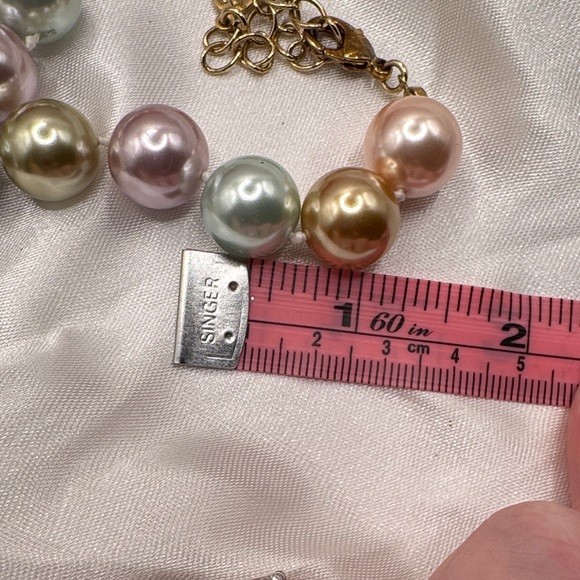 Kenneth Jay Lane KJL faux pastel pearl necklace - Picture 4 of 7